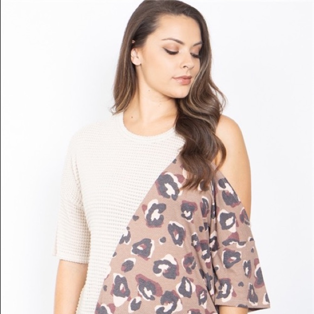 New Junior's Boutique Brown/oatmeal cheetah cold shoulder top